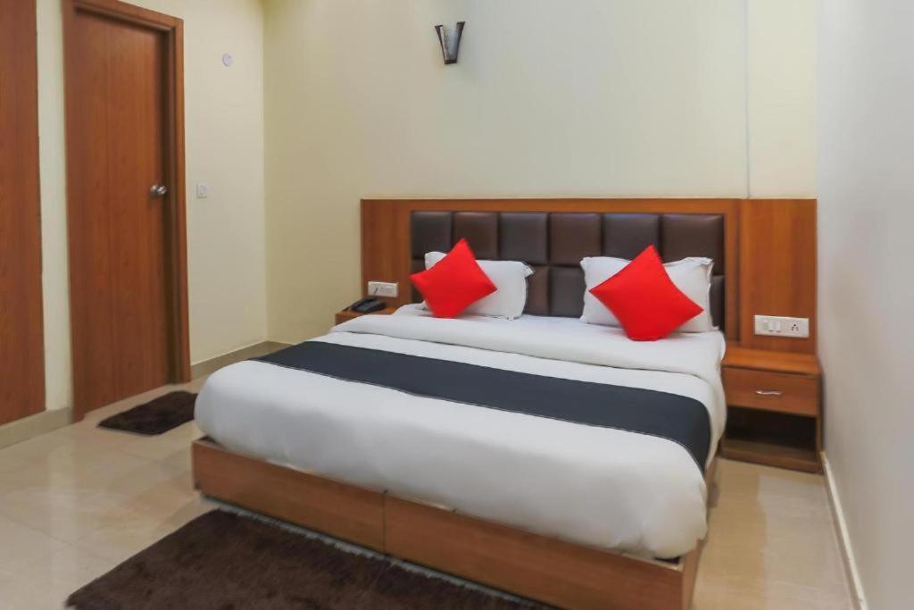 Hotel Capital O Bvh Hospitality Near Pvr Ansal Plaza Greater Noida Exterior foto
